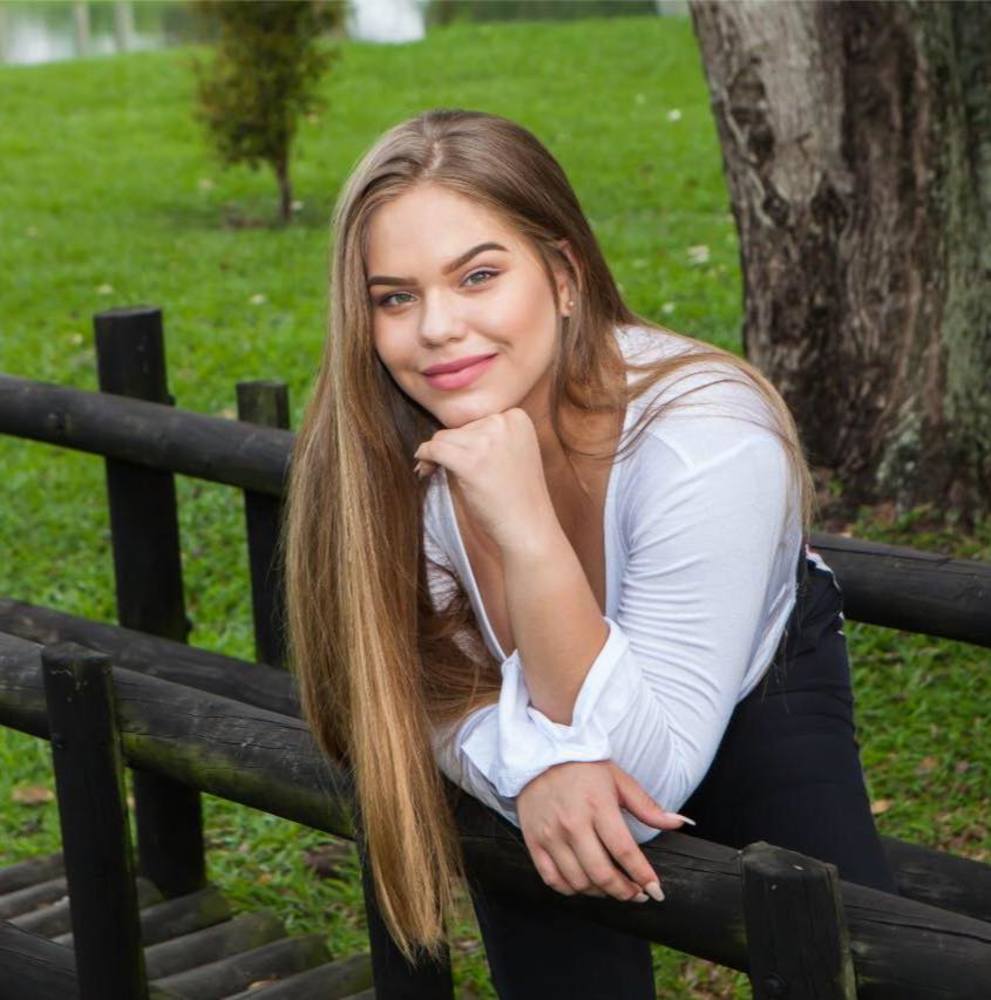 Meet your Posher, Sara jolie